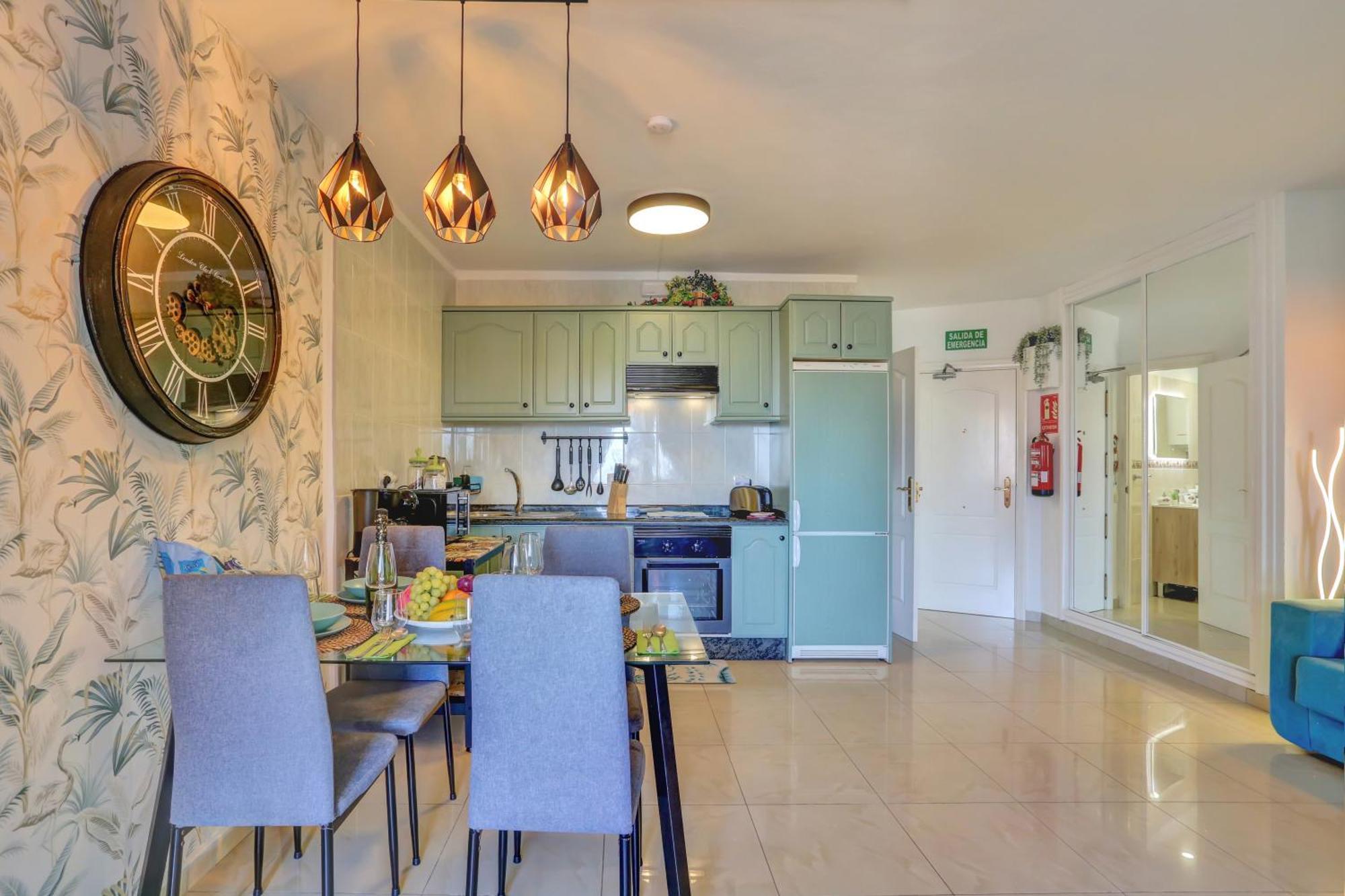 Апартаменты Luxory Dreamy Sunset, Seafront, Direct Access To The Promenade,Wifi,Pool,Free Parking Лос Кристианос Экстерьер фото